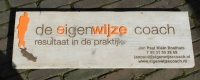 houten naambord: logo gegraveerd in combinatie met oranje perspex